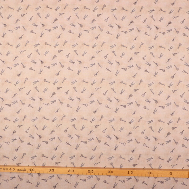 Sewing Stuff, sakse på creme bundfarve - Patchwork - Info mangler