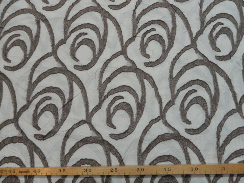 Hvid med brunt snirklet mønster, Bomuld/polyester - Info mangler