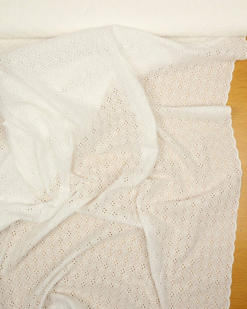 Mønster m. huller, let offwhite - Broderie Anglaise - Swafing