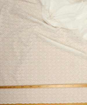 Mønster m. huller, let offwhite - Broderie Anglaise - Swafing
