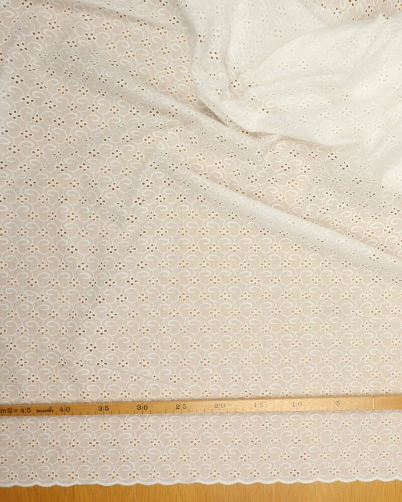 Mønster m. huller, let offwhite - Broderie Anglaise - Swafing
