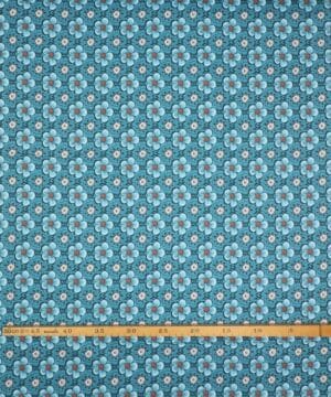 Lyseblå blomster på blå - Patchwork - Eyelike Fabrics