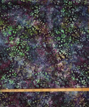 Blomster/blade på bund af lilla nuancer - Bali - Eyelike Fabrics