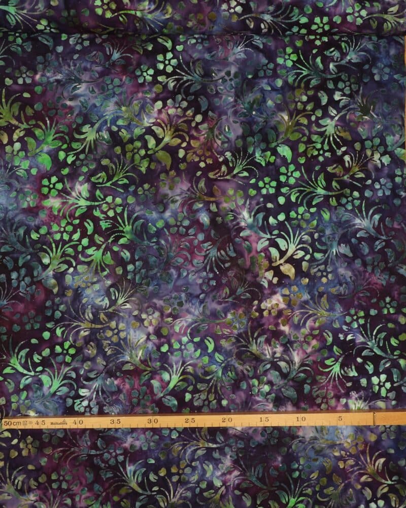 Blomster/blade på bund af lilla nuancer - Bali - Eyelike Fabrics