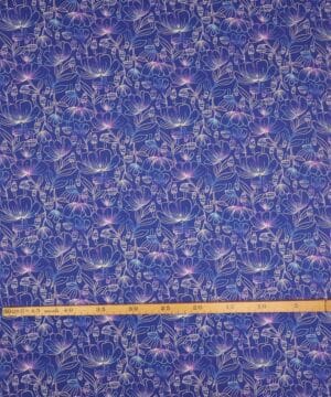 Luminous daydream, blomster og svampe på blålilla - Patchwork - RJR Fabrics