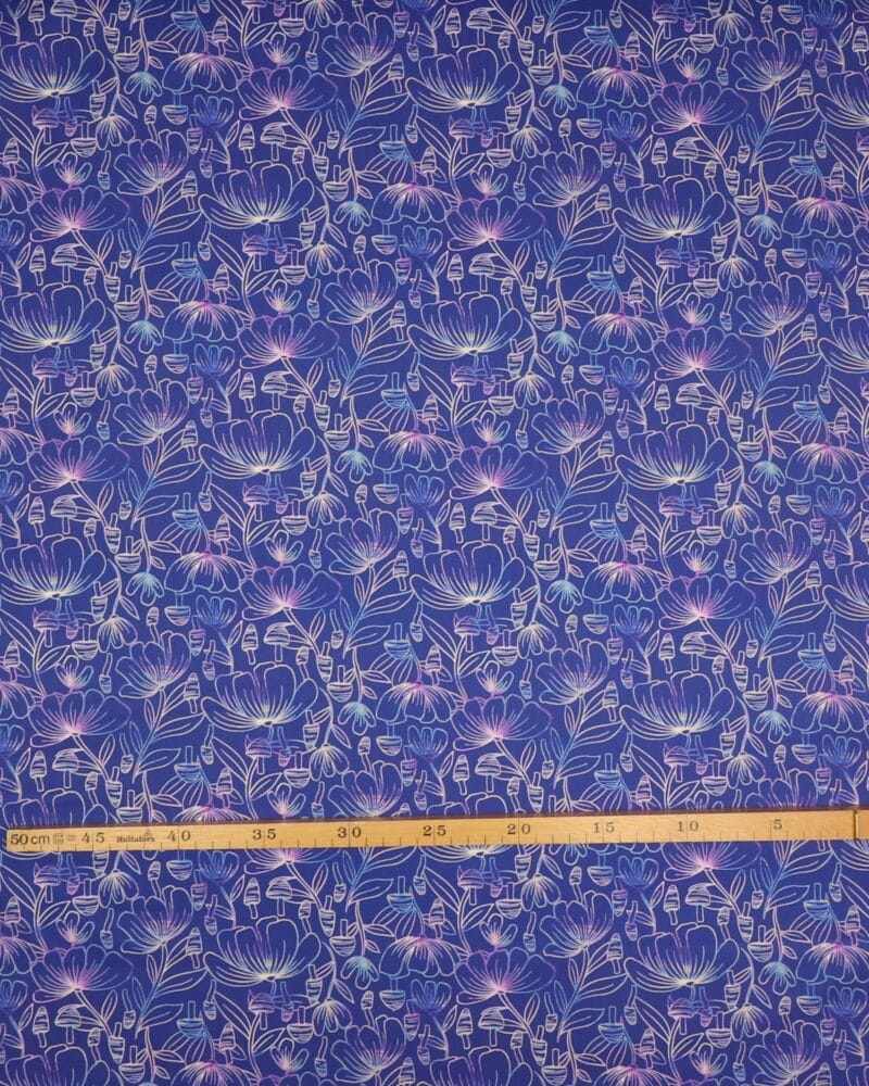 Luminous daydream, blomster og svampe på blålilla - Patchwork - RJR Fabrics