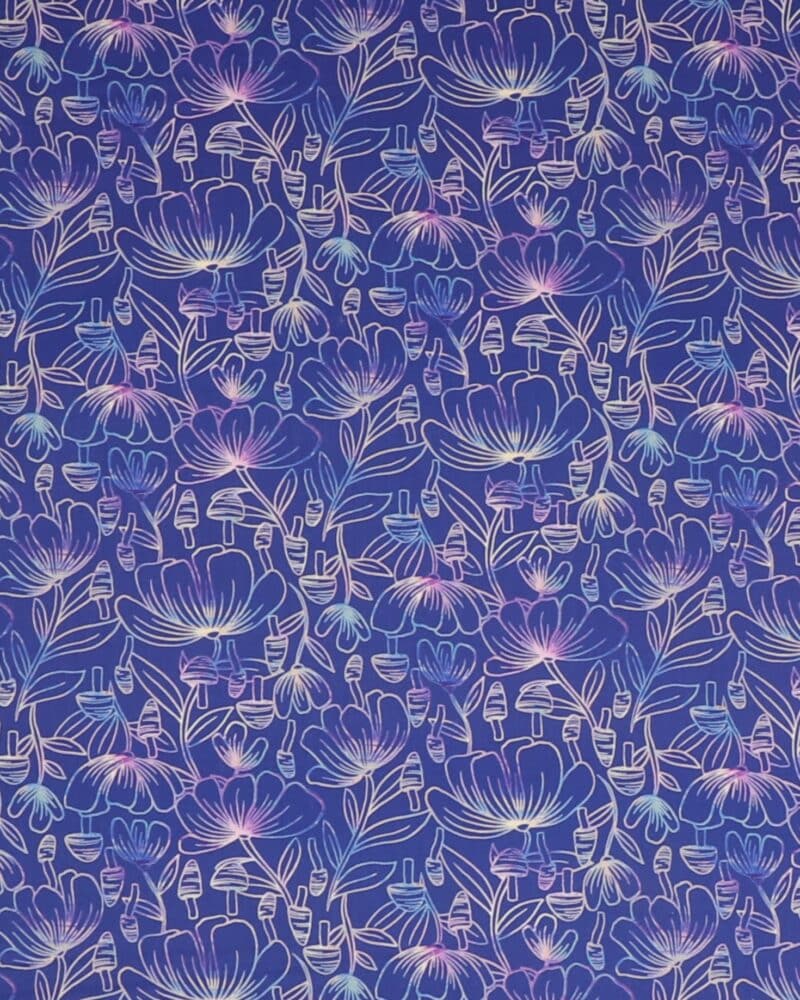 Luminous daydream, blomster og svampe på blålilla - Patchwork - RJR Fabrics