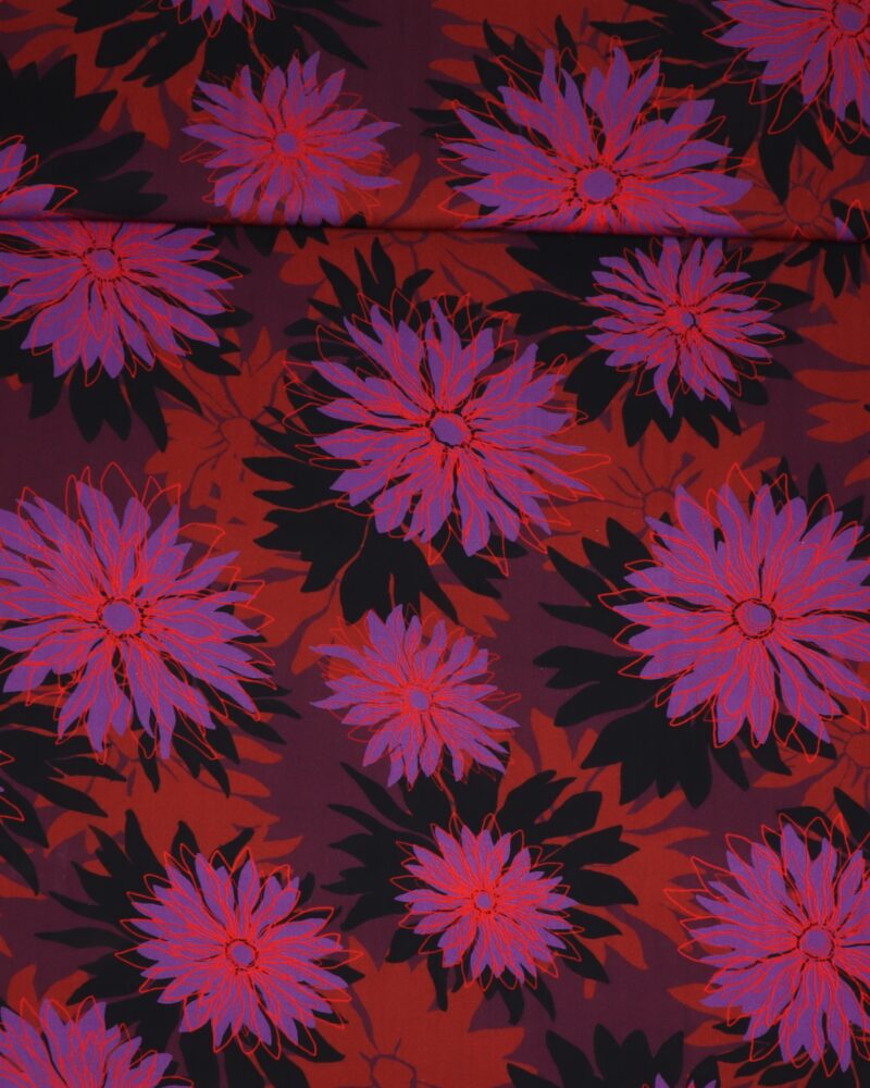 Blomst i sort/lilla/rød på rustfarvet bund - Twillvævet viskose - Swafing