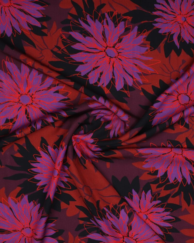 Blomst i sort/lilla/rød på rustfarvet bund - Twillvævet viskose - Swafing
