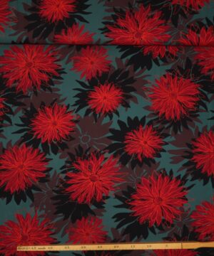 Blomst i sort/og røde farver på grøn bund - Twillvævet viskose - Swafing
