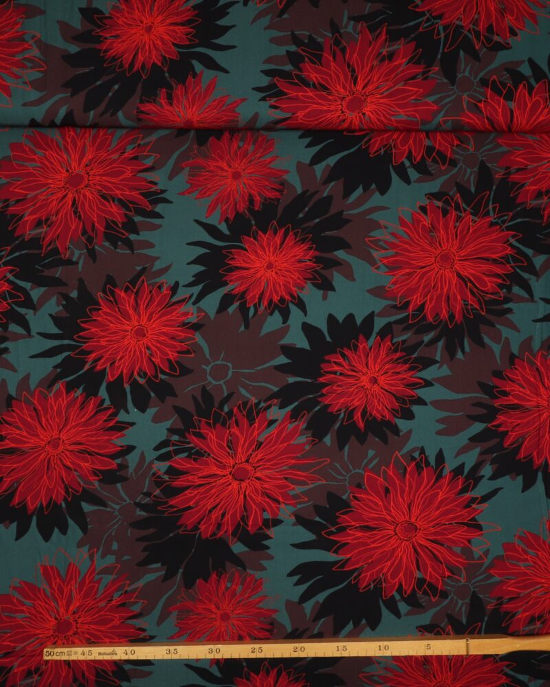 Blomst i sort/og røde farver på grøn bund - Twillvævet viskose - Swafing