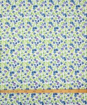 Blåbær og grønne blade på hvid bund - Patchwork - Paintbrush studio fabrics