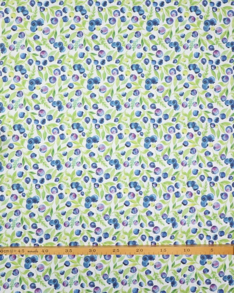 Blåbær og grønne blade på hvid bund - Patchwork - Paintbrush studio fabrics