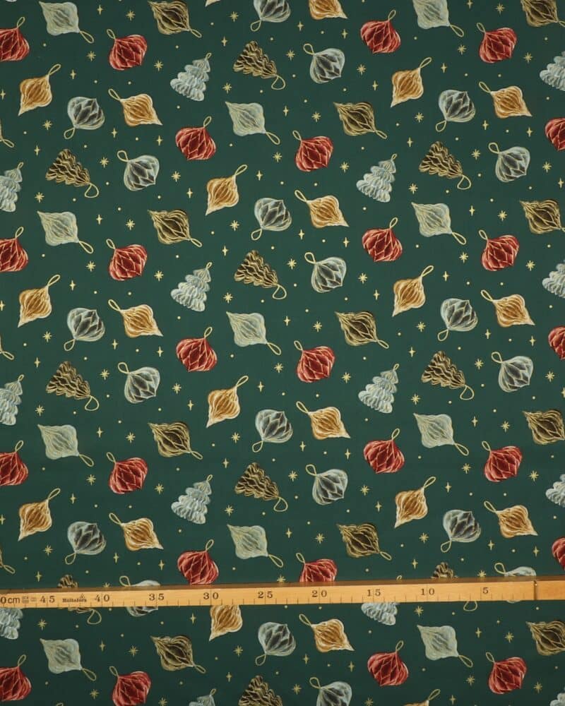 Noel, juleornamenter på mørk grøn - Patchwork - Figo fabrics