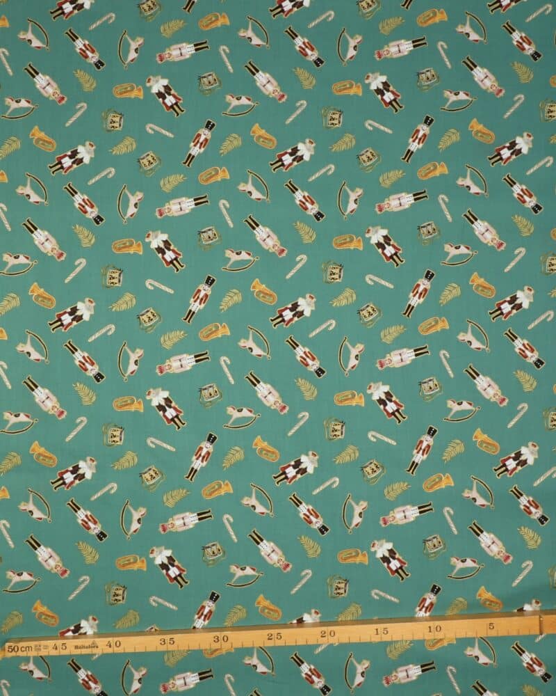 Noel, nøddeknækker figurer på grøn - Patchwork - Figo fabrics