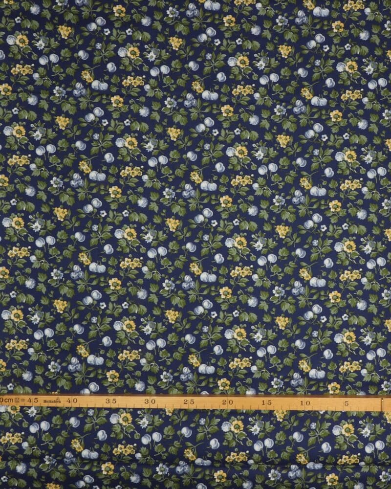 Vilde bær på blå bund - Liberty - Liberty Fabrics