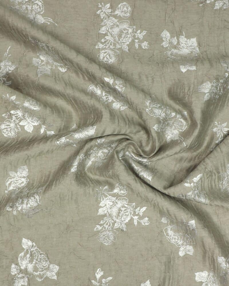 Grå med sølvtryk og lidt struktur i stoffet - Bomuld/polyester - Info mangler