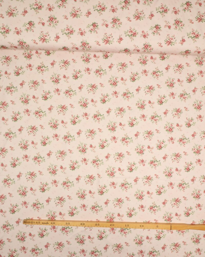 Små buketter af roser på lyserød bund - Jersey - Stoffabrics