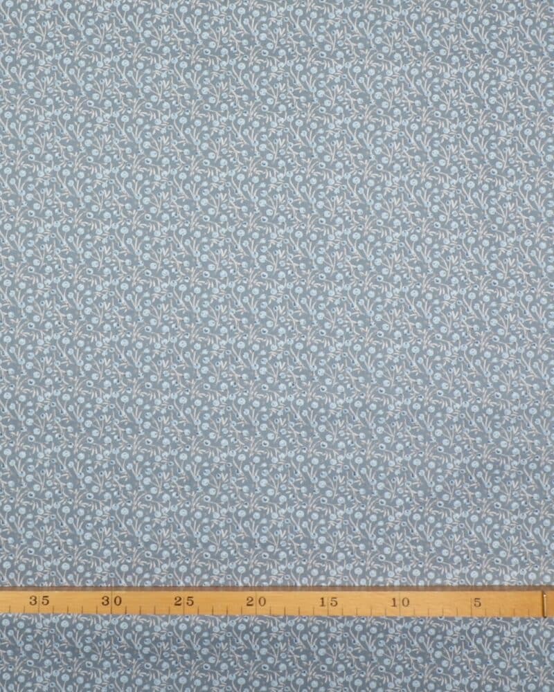 Woodland frost, bær på kviste/gråblå - Patchwork - Wilmington prints