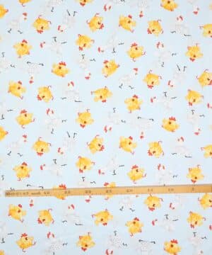 Høns og kyllinger på lyseblå bund - Patchwork - Hamlin Textiles
