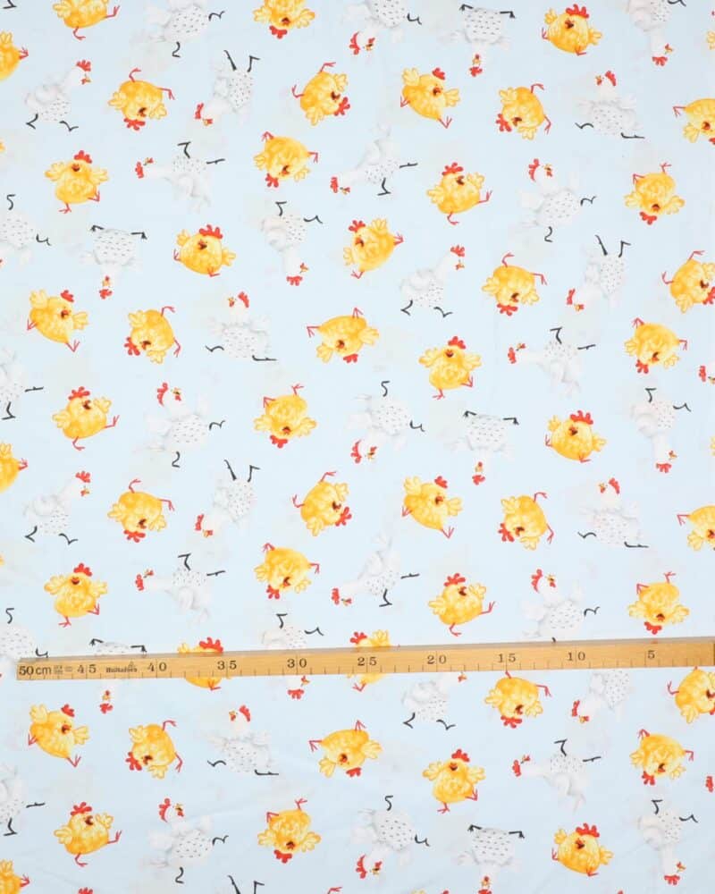 Høns og kyllinger på lyseblå bund - Patchwork - Hamlin Textiles