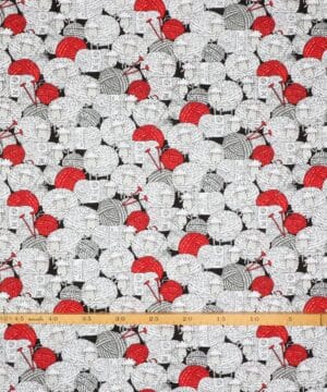 Får og garnnøgler i hvid og rød - Patchwork - Timeless Treasures Fabrics of SoHo