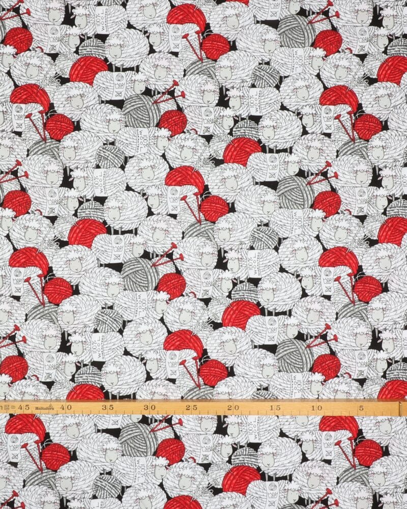 Får og garnnøgler i hvid og rød - Patchwork - Timeless Treasures Fabrics of SoHo