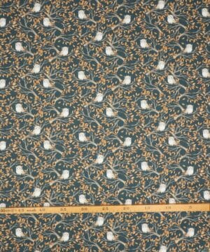 Små ugler i træer på en mørk blågrå bund - Patchwork - Dear Stella Design