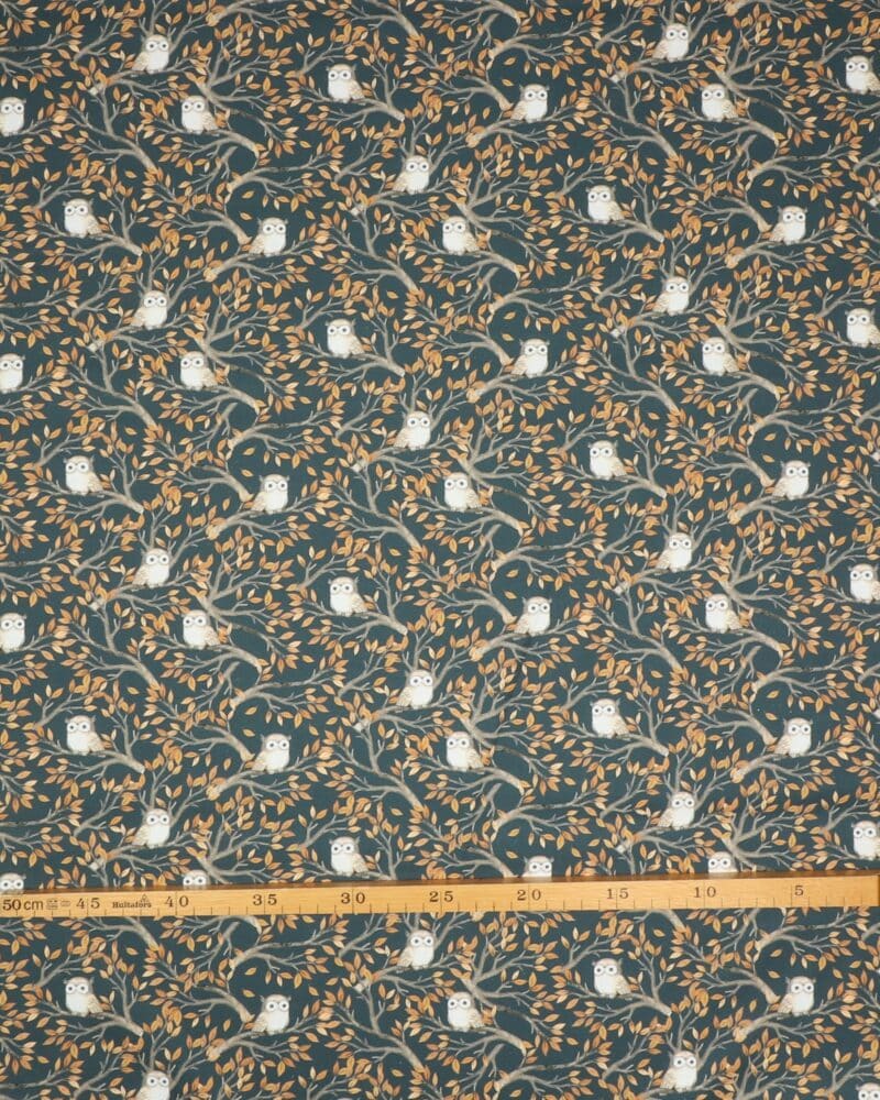 Små ugler i træer på en mørk blågrå bund - Patchwork - Dear Stella Design