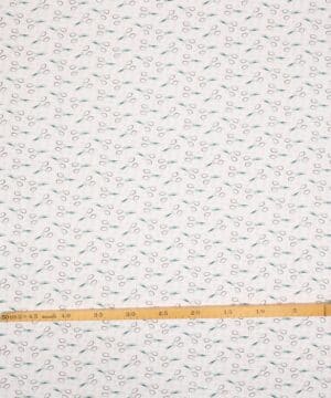 Love you sew, sakse på hvid bund - Patchwork - Studioe fabrics