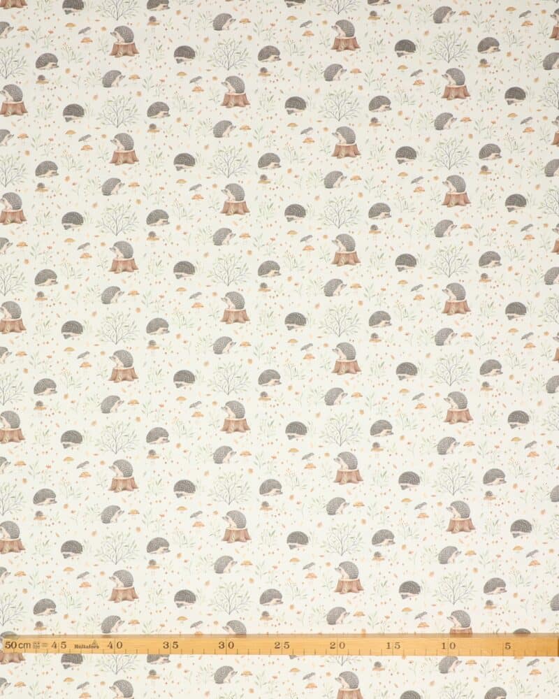 Pindsvin sidder på en træstub, bundfarven er creme - Patchwork - Dear Stella Design