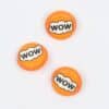 Orange kapsel med teksten, wow - 22 mm -