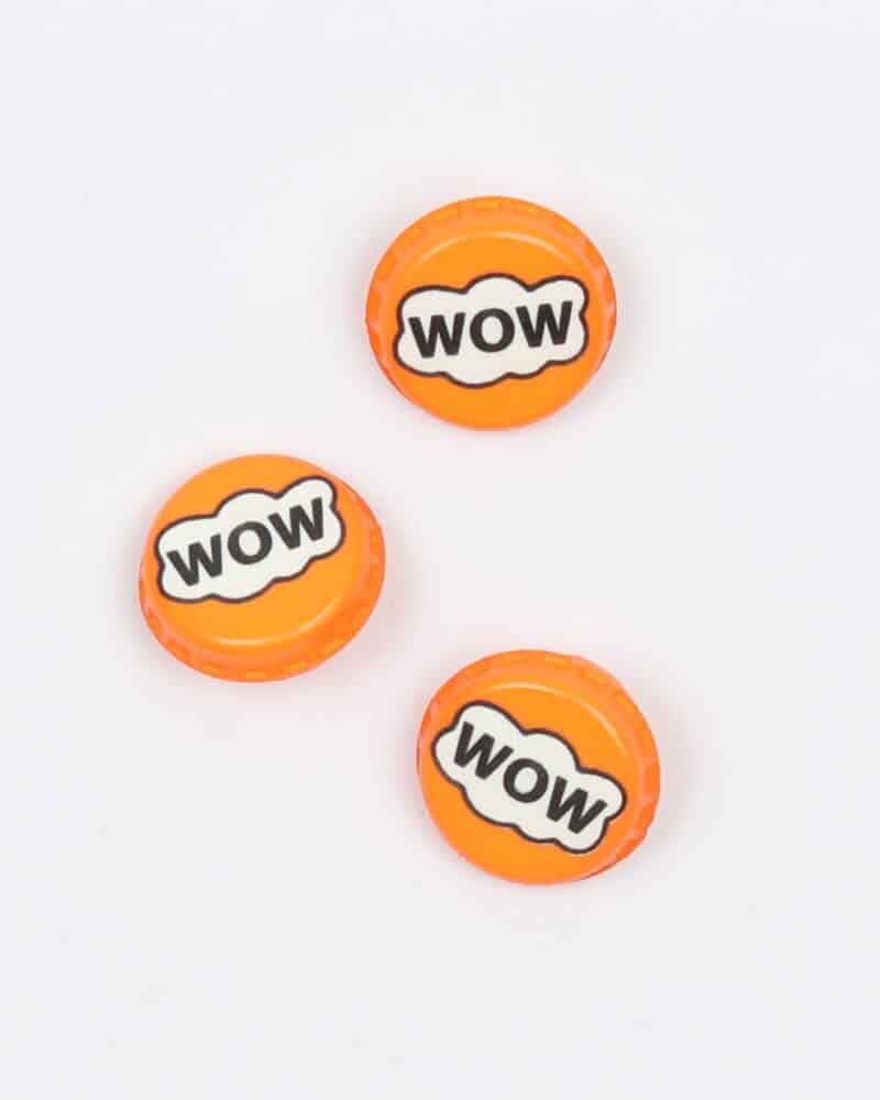 Orange kapsel med teksten, wow - 22 mm -