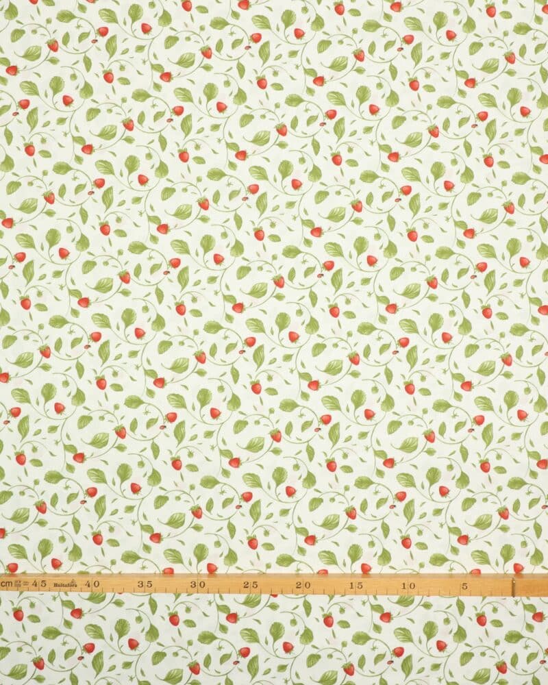 Jordbær og små mariehøns på hvid bund - Patchwork - Stoffabrics