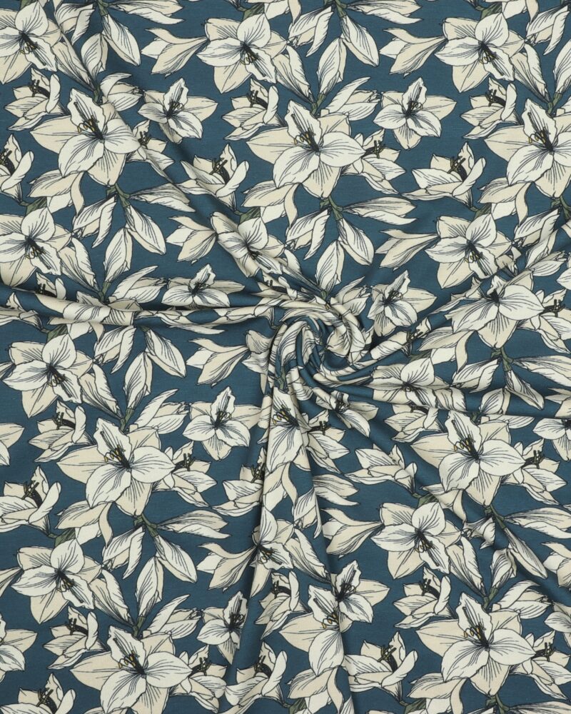 Hvid/sandfarvet blomster på jeansblå bund - Jersey - Balsløv
