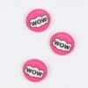 Pink kapsel med teksten, wow - 22 mm -