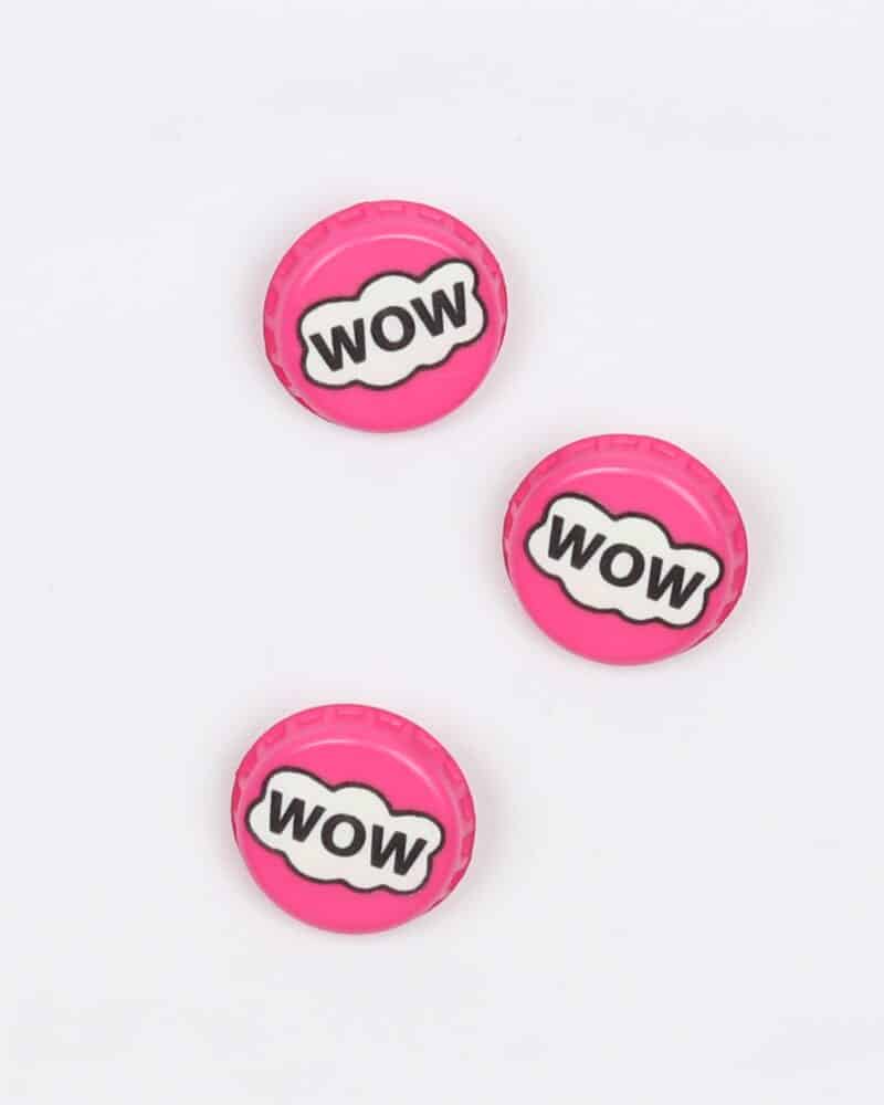 Pink kapsel med teksten, wow - 22 mm -
