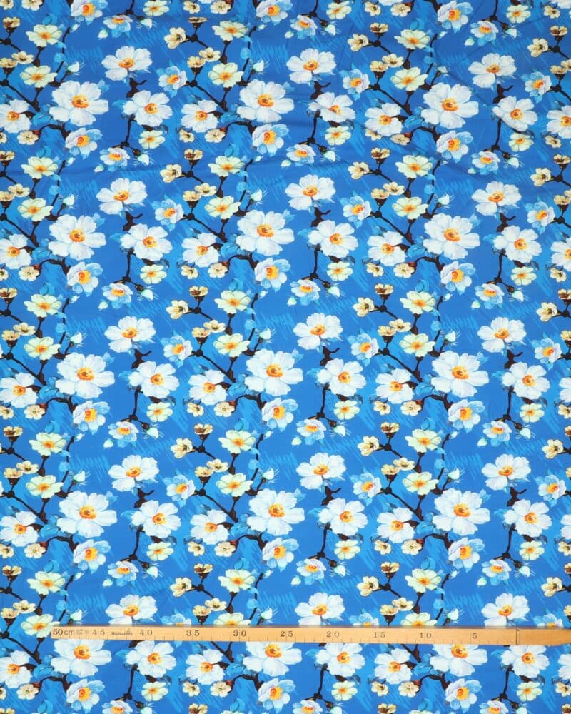 Hvide blomster på grene på blå bund - Jersey - Info mangler