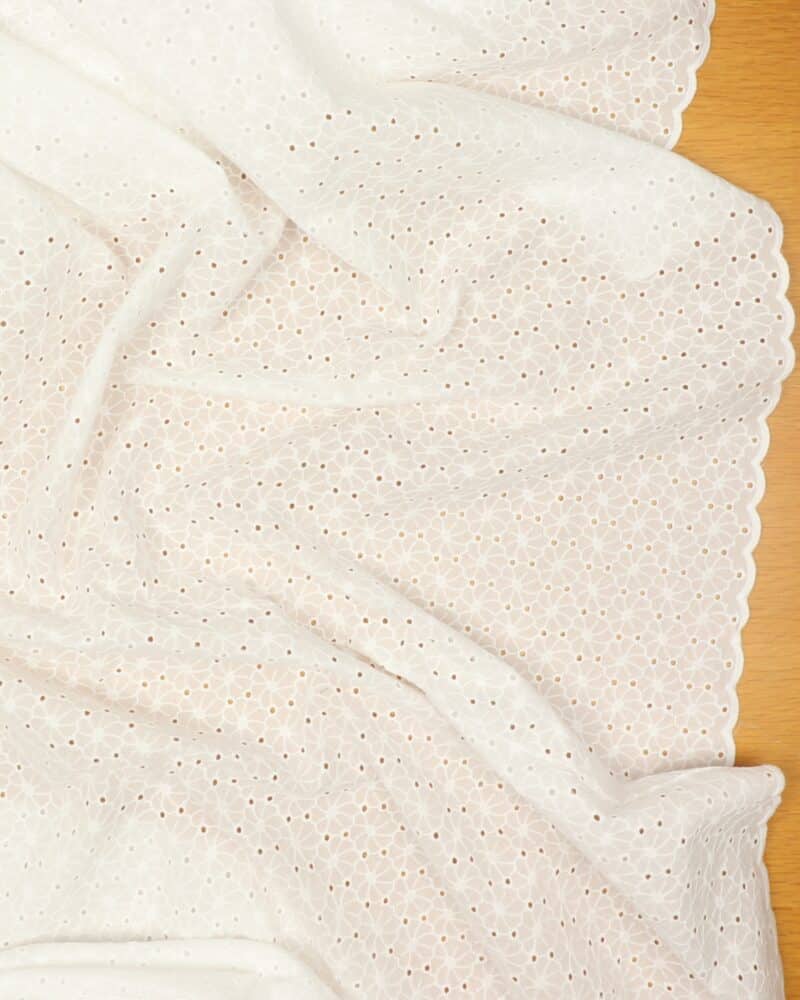 Offwhite med blomster - Broderie Anglaise - Swafing