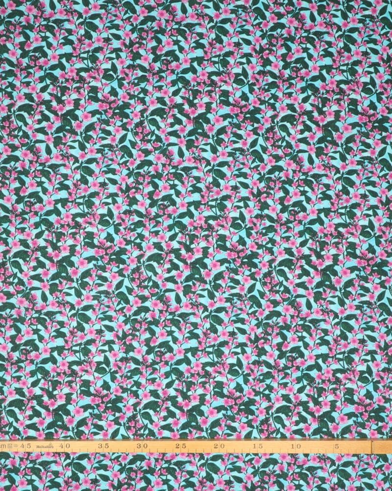 Cerisefarvet blomster på bund af turkise farver - Patchwork - Stoffabrics